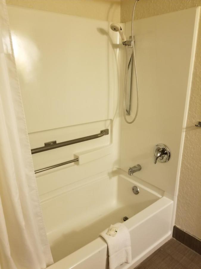 Quality Inn & Suites Leesburg Chain Of Lakes Exteriör bild